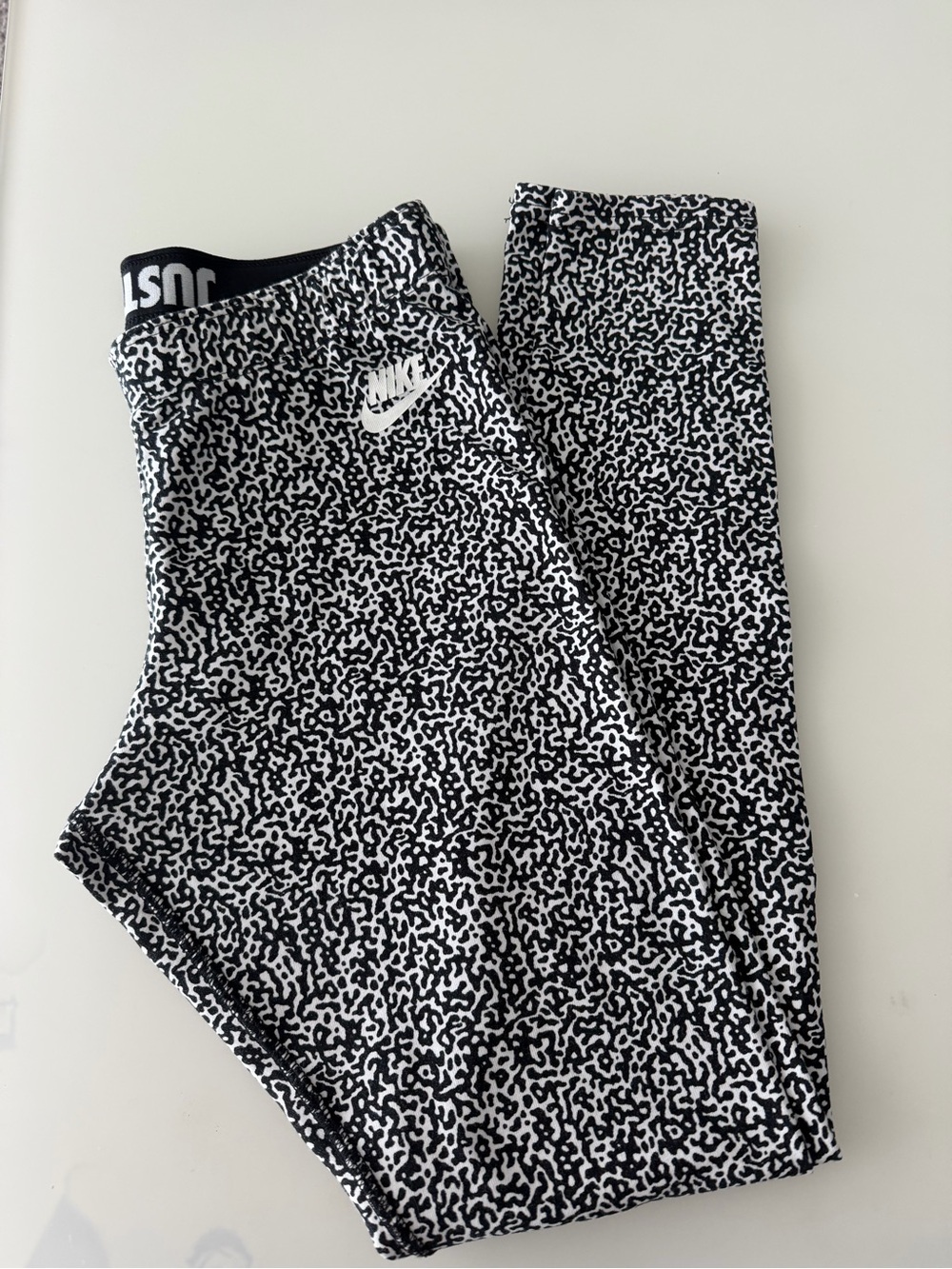 Nike Small NWOT Printed Black White abstract animal print Leggings